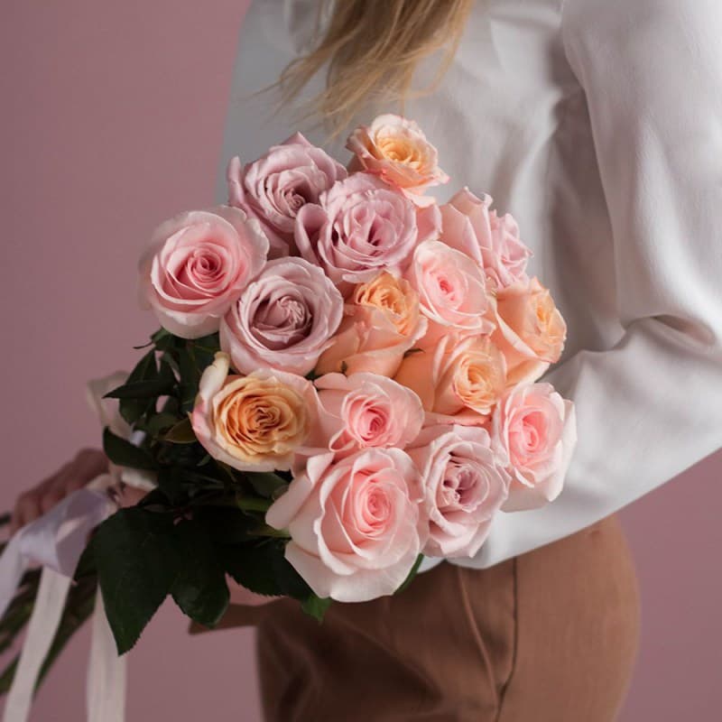 Букет из 15 роз нежного цвета